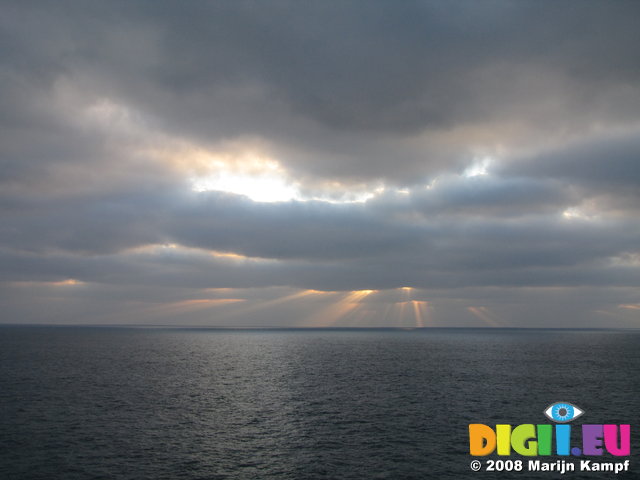 SX01269 Sunrays over sea